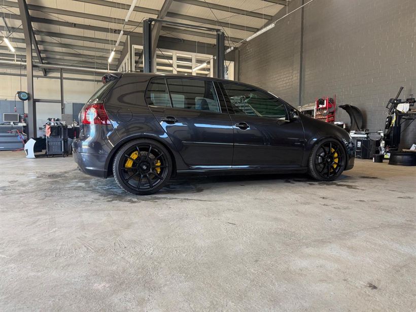 VW Golf GTI mit Gewindefahrwerk auf der Hebebühne