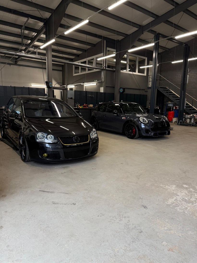 Golf GTI und MINI JCW in der Werkstatt von Level Up Performance